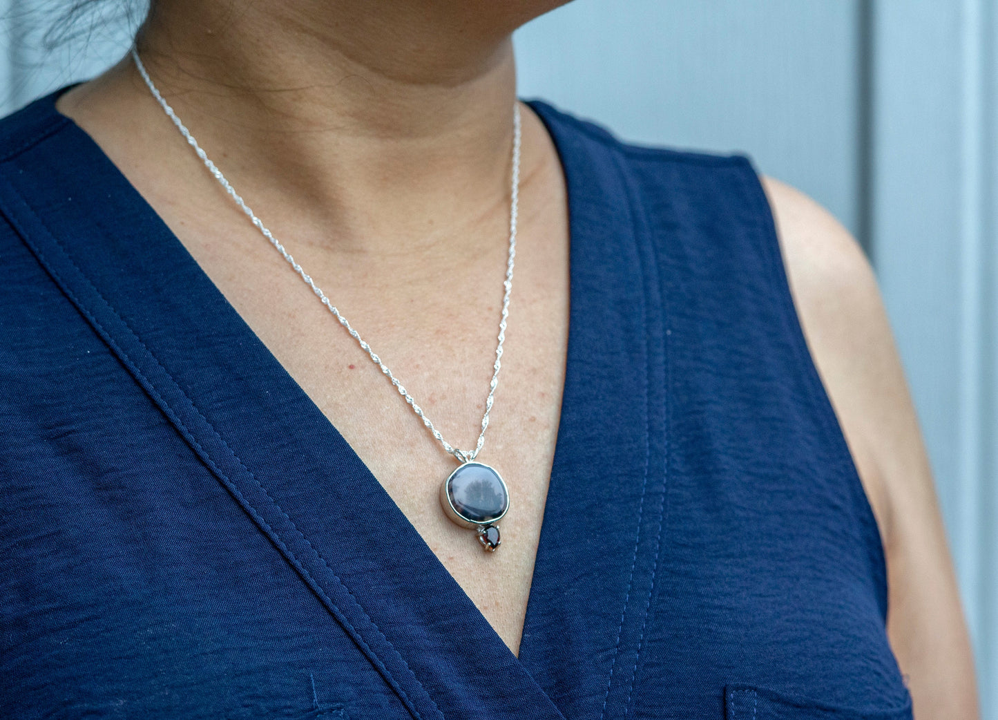 Dendritic agate and garnet silver pendant