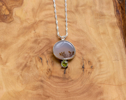 Dendritic agate and peridot silver pendant