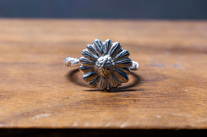 Sterling silver daisy ring