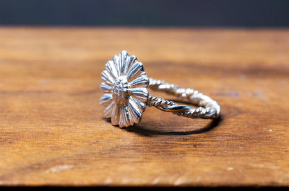 Sterling silver daisy ring